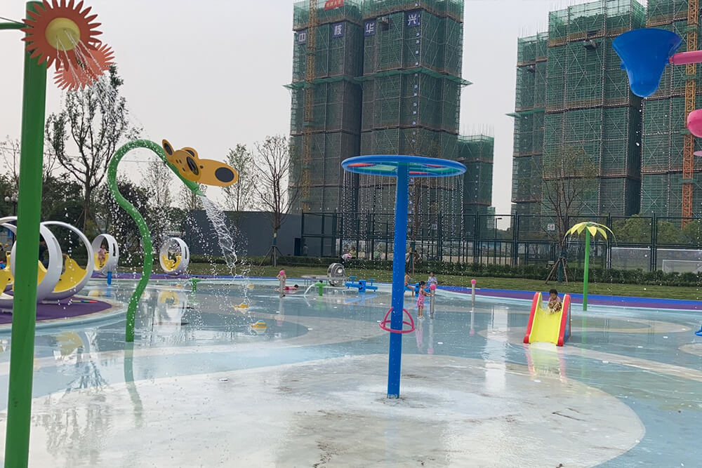 Rotating barrier splash pad